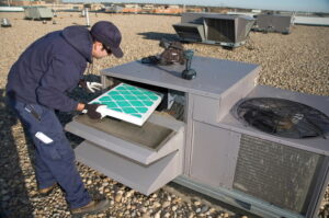 technician-replacing-air-filter-in-rooftop-unit